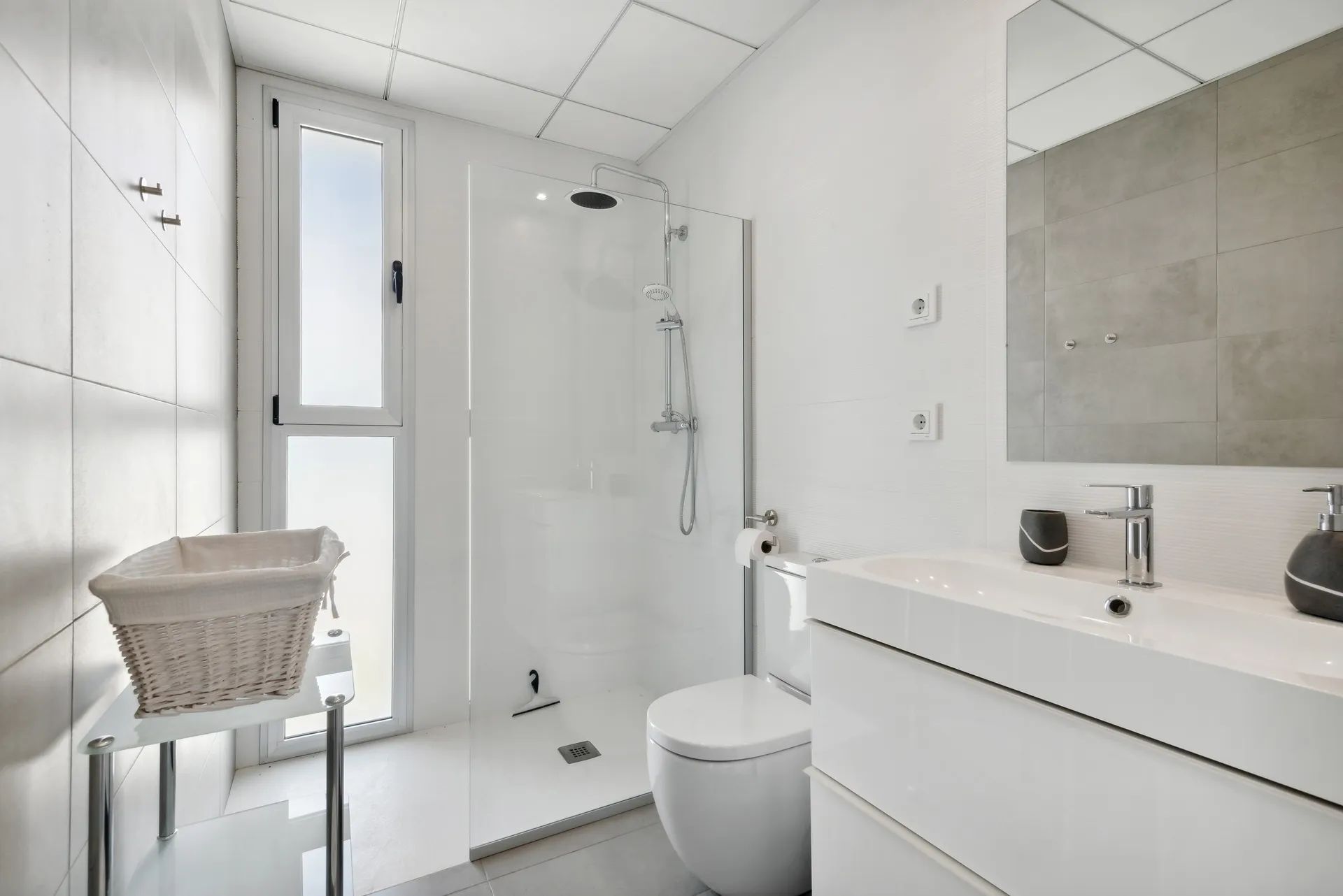 Luxe moderne villa - volledig gemeubileerd, met kelder. Mis deze kans niet! foto 14