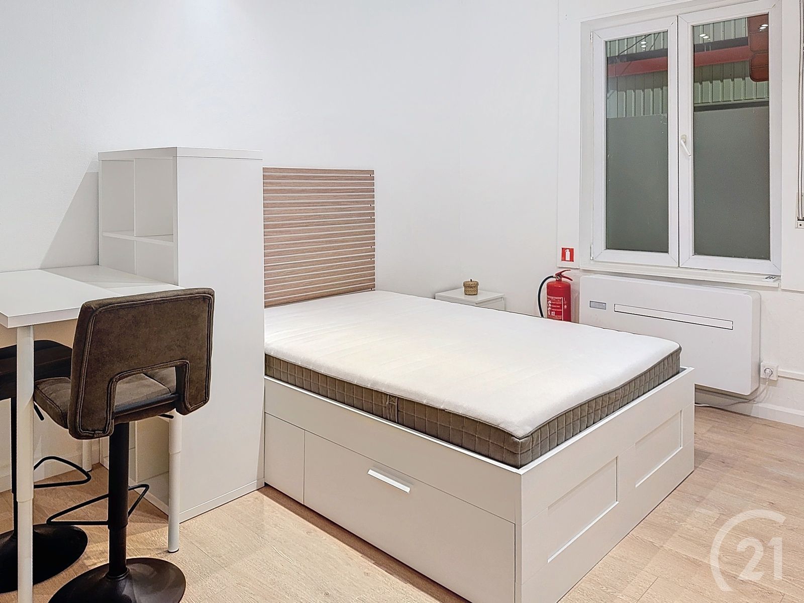 Gelijkvloerse gemeubelde studio met privé-kelder te huur! foto 2