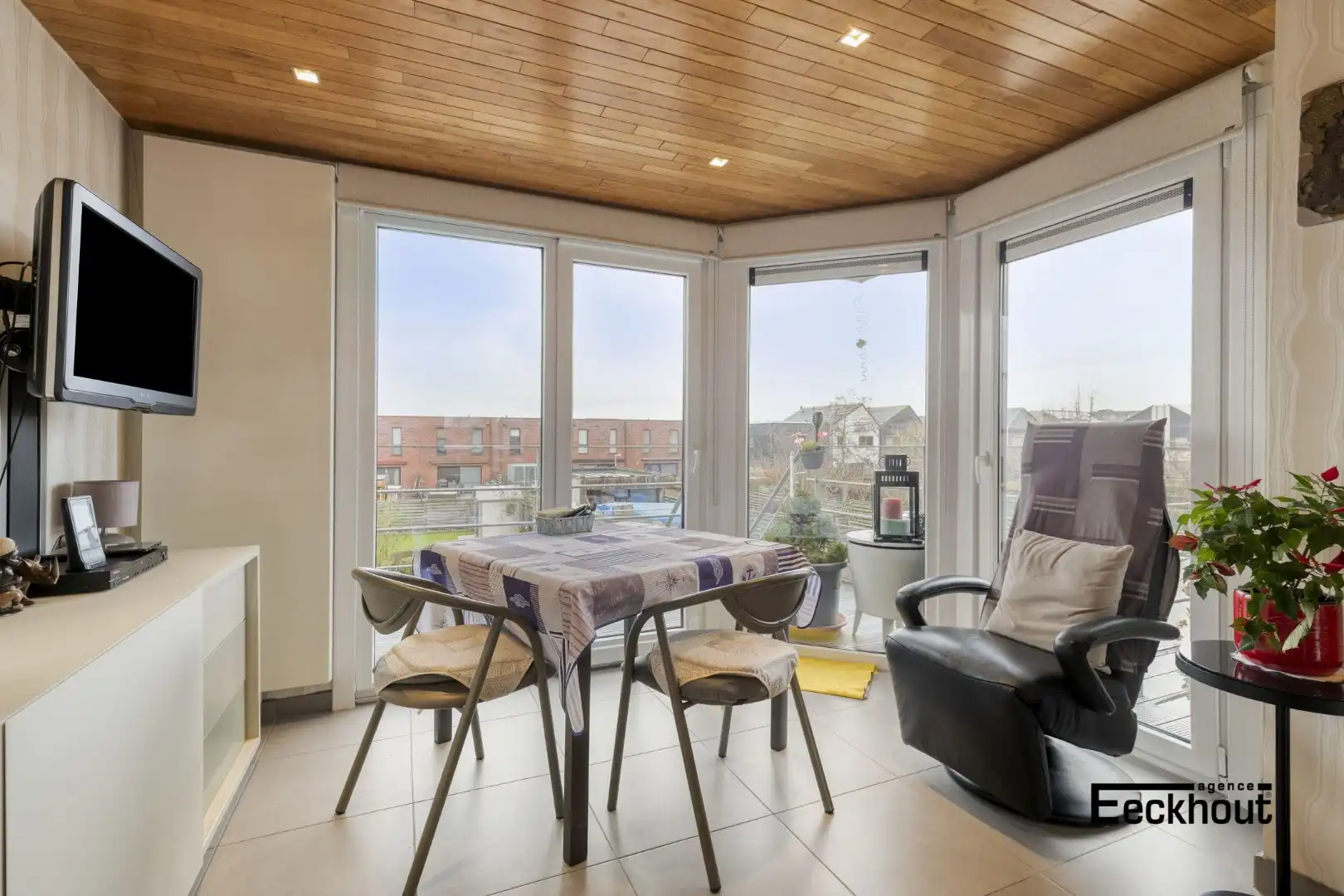 Instapklare ruime bel-etage woning (217 m² bewoonbare oppervlakte) met dubbele garage en grote tuin op topligging in Oostende foto 5