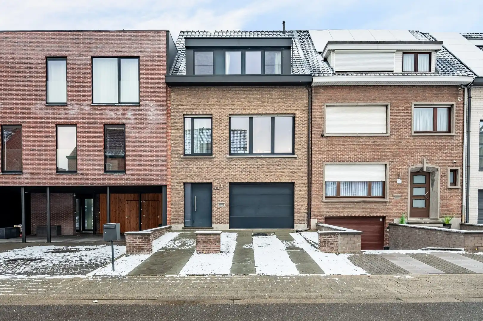 Instapklare woning met garage in een rustige straat! foto {{pictureIndex}}