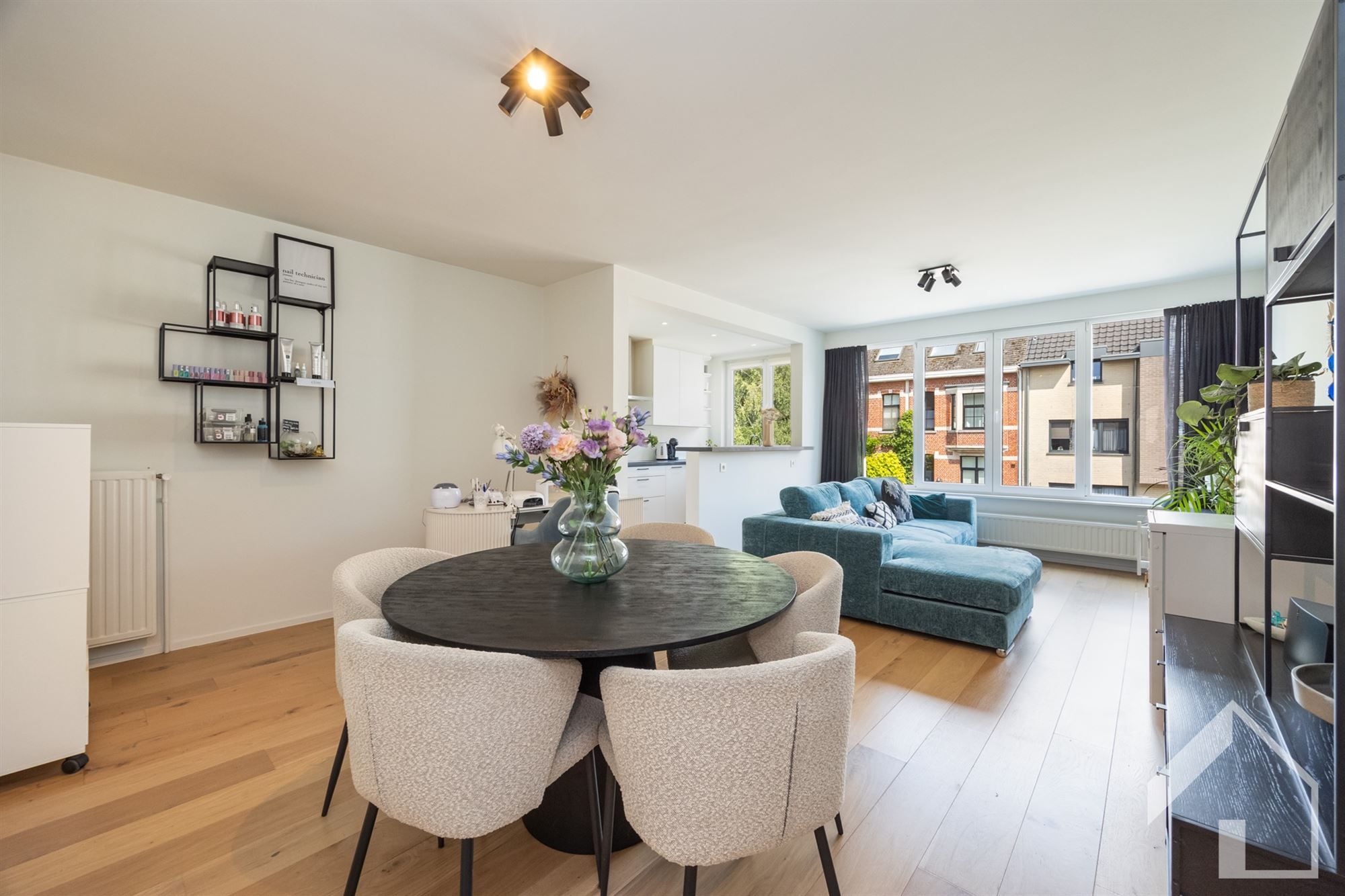 prachtig gerenoveerde 2-slaapkamerappartement foto {{pictureIndex}}
