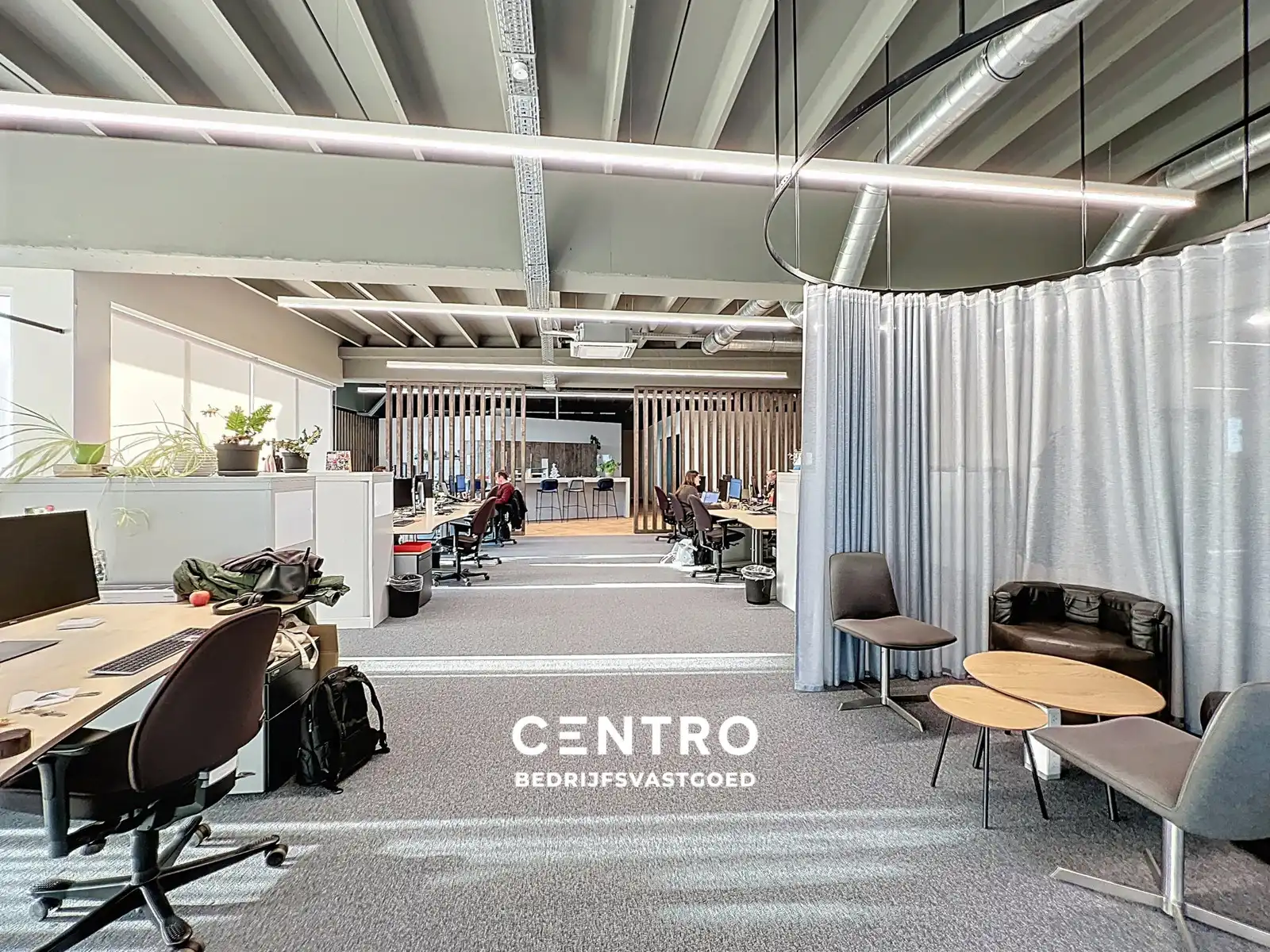 Energiezuinige, vernieuwde SERVICED kantoorruimte met mogelijkheid om een MAGAZIJN (215m²) bij te huren op Ieper Business Park! foto {{pictureIndex}}