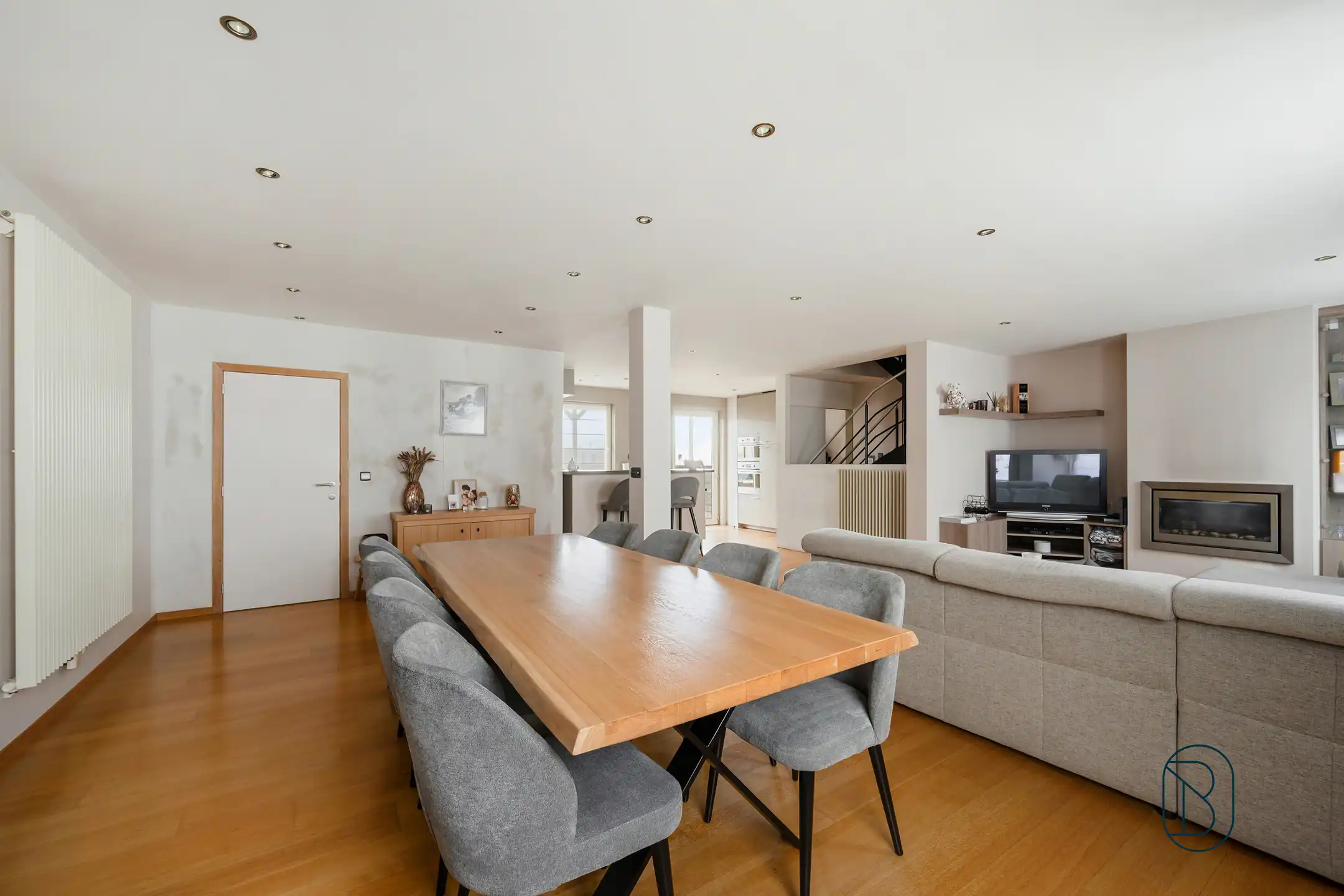 Topgelegen frituur en instapklaar duplex appartement foto 17