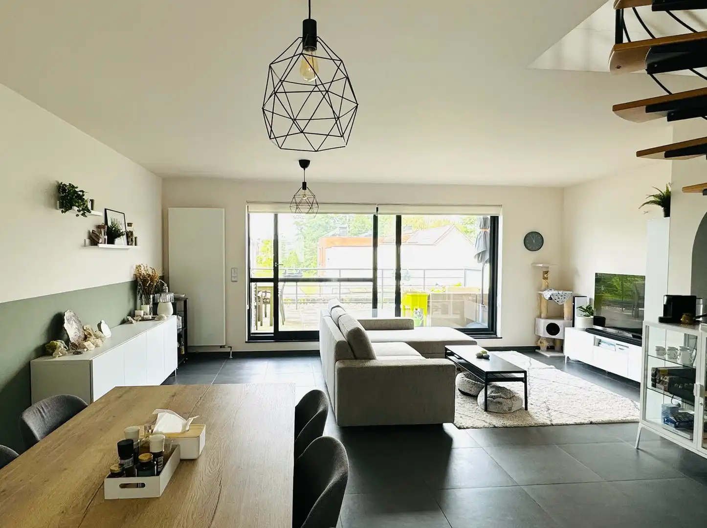 Ruim duplex appartement met terras en plaats voor 2 wagens. foto 2