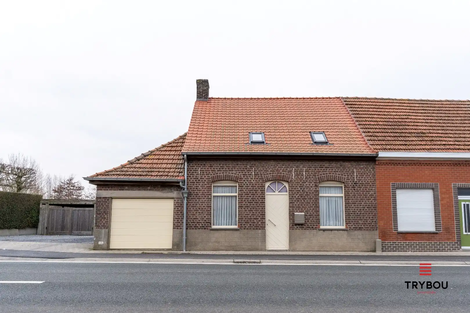 Kloeke woning met tuin, 2 garages en uitweg foto 2