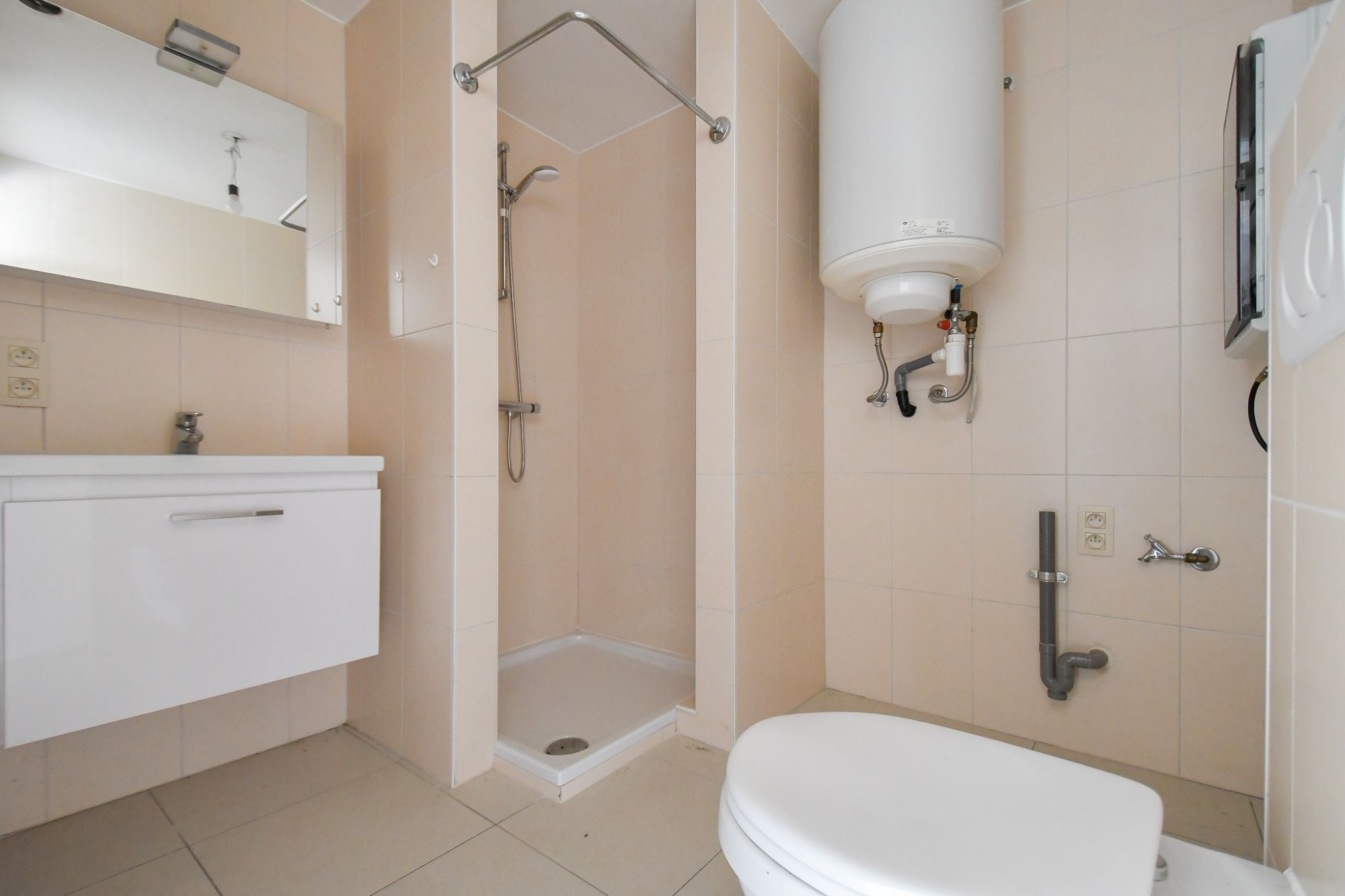 INSTAPKLAAR 2 slaapkamer appartement met terras incl. AUTOSTAANPLAATS en kelder foto 12