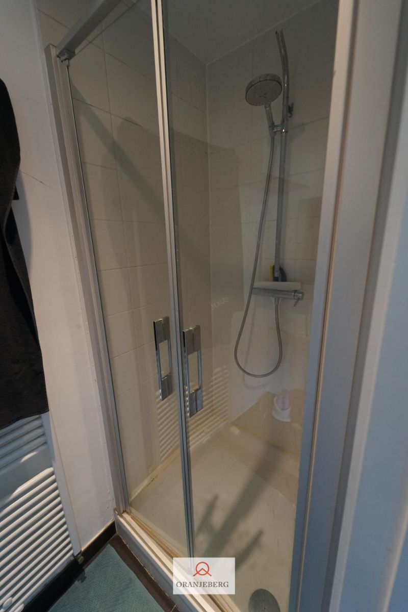 Centraal gelegen 2 slaapkamer-appartement met zicht op de Coupure! foto 31
