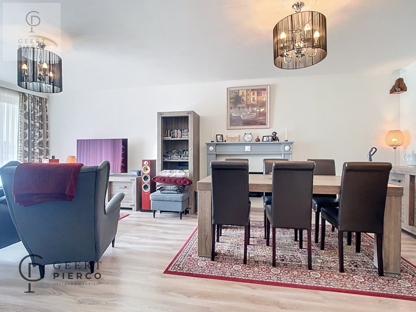 Gerenoveerd tweeslaapkamer appartement met autostaanplaats vlakbij stadscentrum. foto {{pictureIndex}}