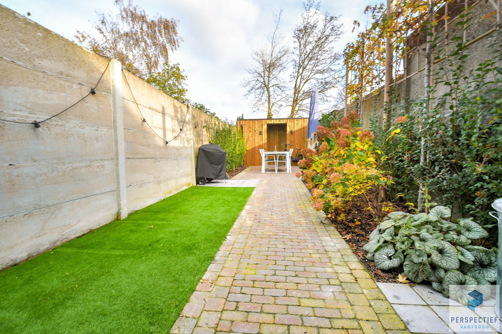 Recent (2024) gerenoveerde lichtrijke woning met tuin en uitweg foto 2