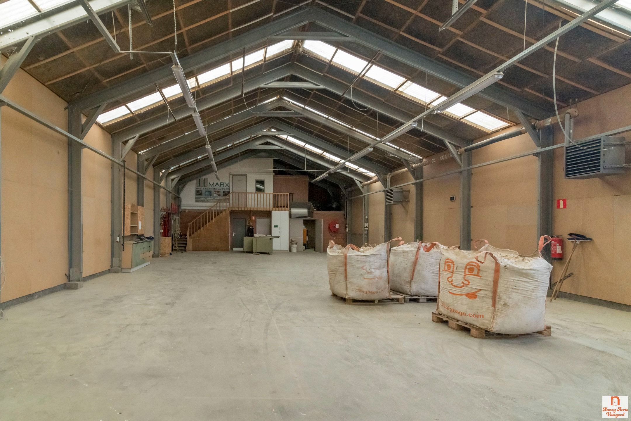 Magazijn van 550m² op industrie - optie huur conciërgewoning foto 3