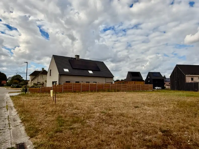 Bouwgrond in een recente verkaveling in een doodlopende straat vlakbij het centrum van Ravels foto {{pictureIndex}}