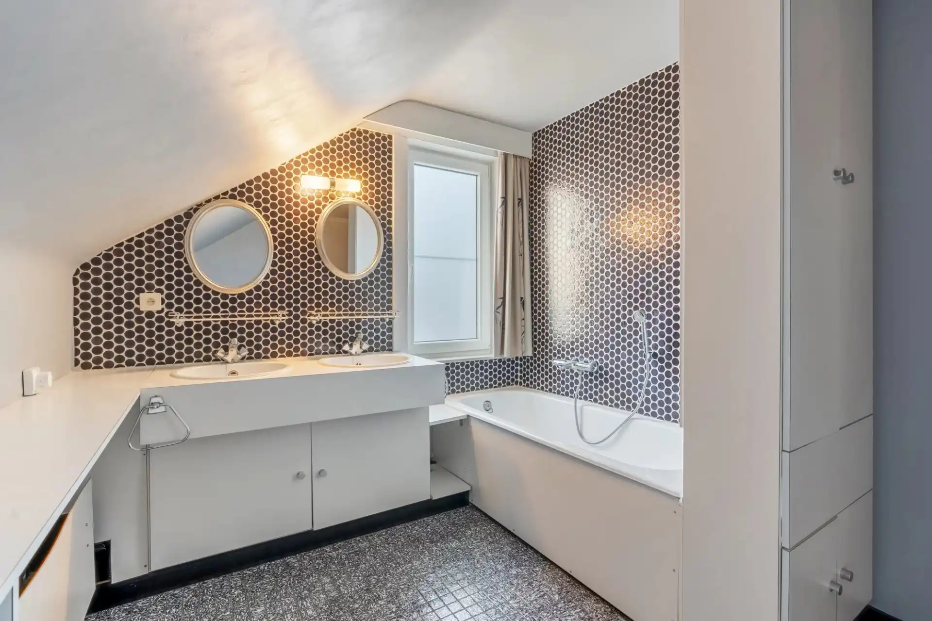 Ruime woning in rustige straat te Koersel foto 11