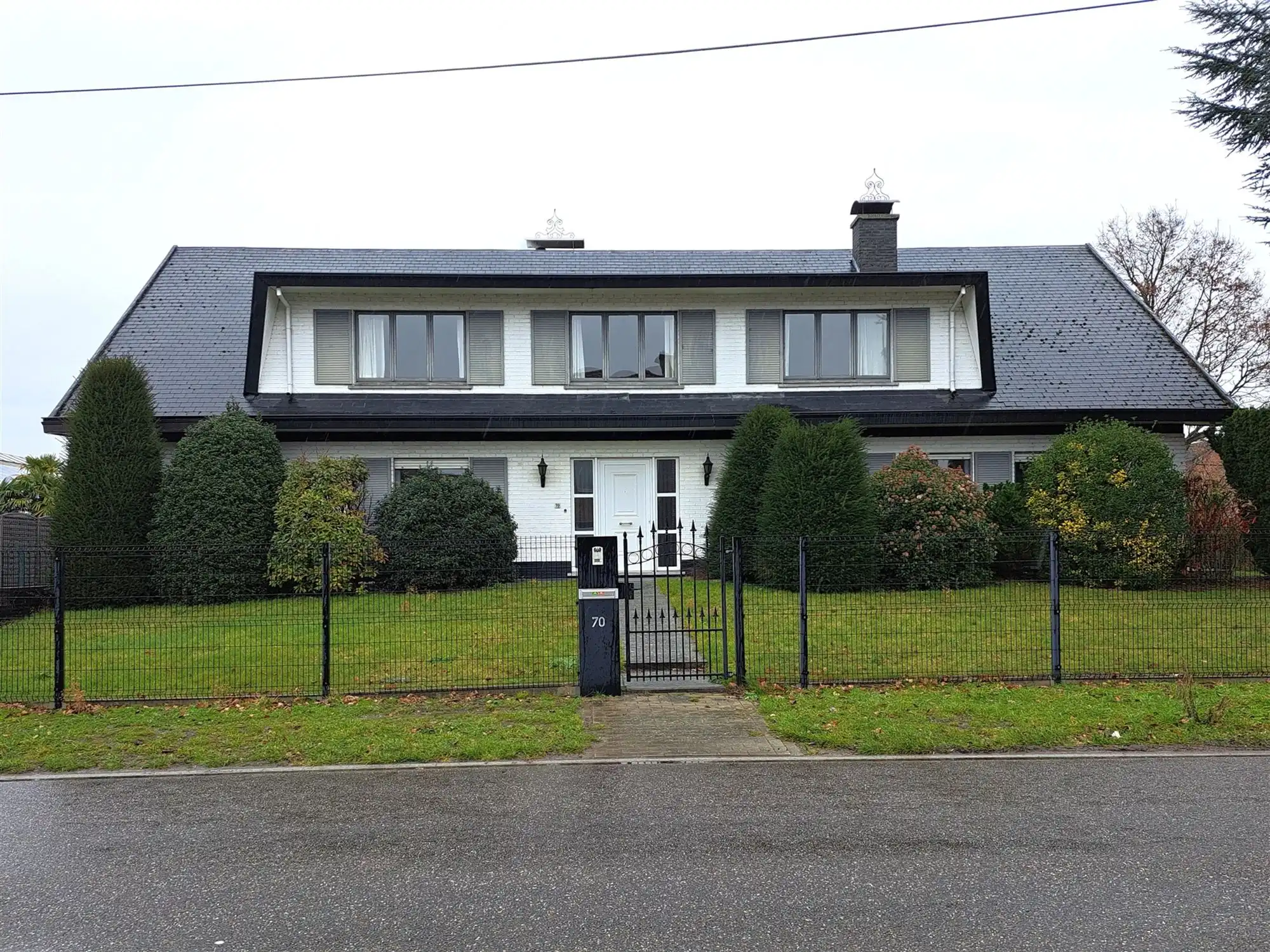 Villa met 4 slaapkamers, grote garage, veel parkeergelegenheid en een afgesloten tuin. foto {{pictureIndex}}