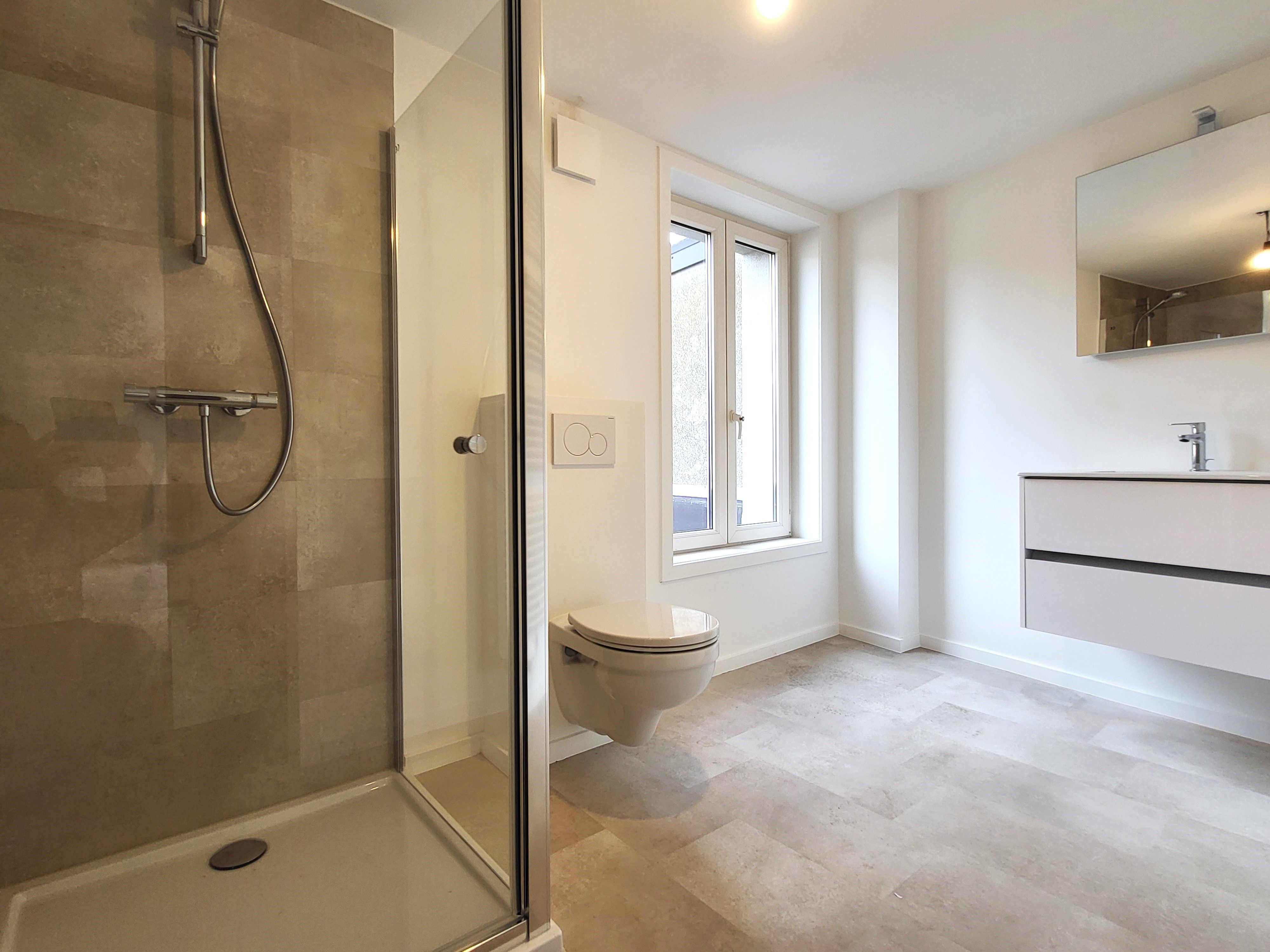 Deze volledig gerenoveerde woning (2025) biedt modern wooncomfort op een centrale ligging in het centrum, met winkels, scholen en openbaar vervoer op wandelafstand.  foto 20