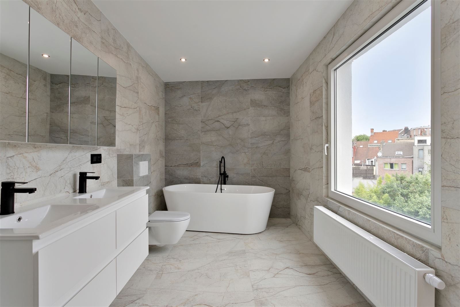  RUIM - KARAKTERVOL TRIPLEX appartement met 4 SLPK | vlakbij Berchem station. foto 12