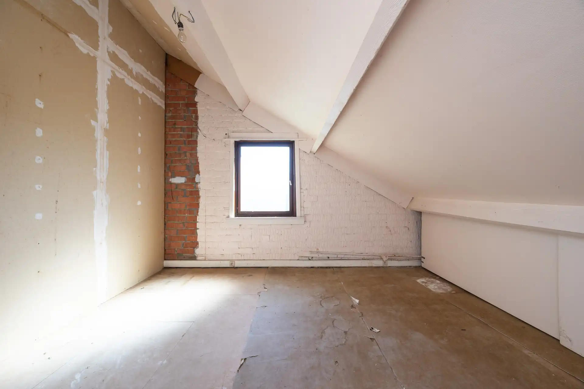 Ruime, te renoveren laagbouwvilla in doodlopende straat. foto 17
