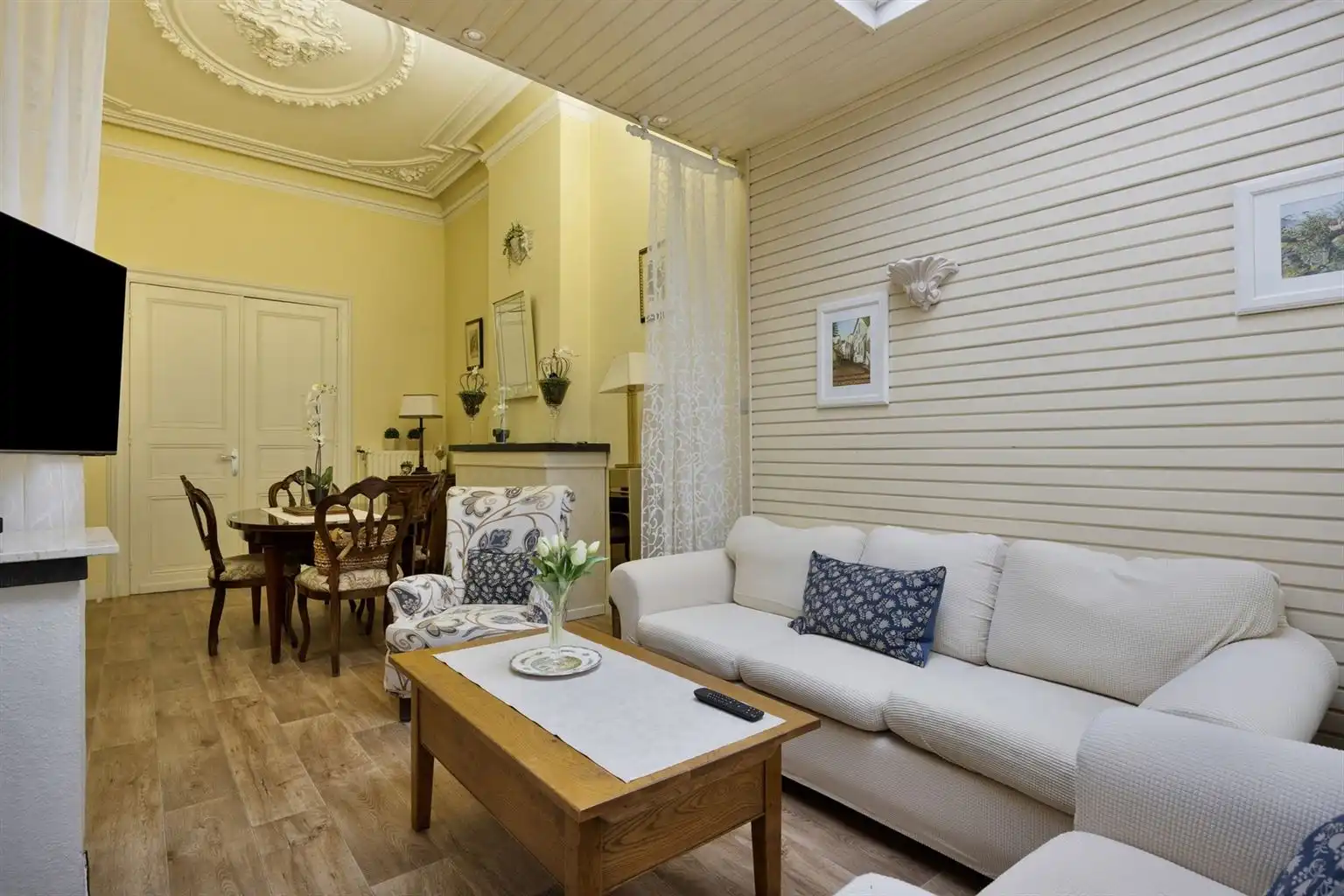 Prachtige karaktervolle stadswoning voorzien van 6 slaapkamers, ruime buitenkoer en vrijstaande garage in het centrum van Maaseik.  foto 11