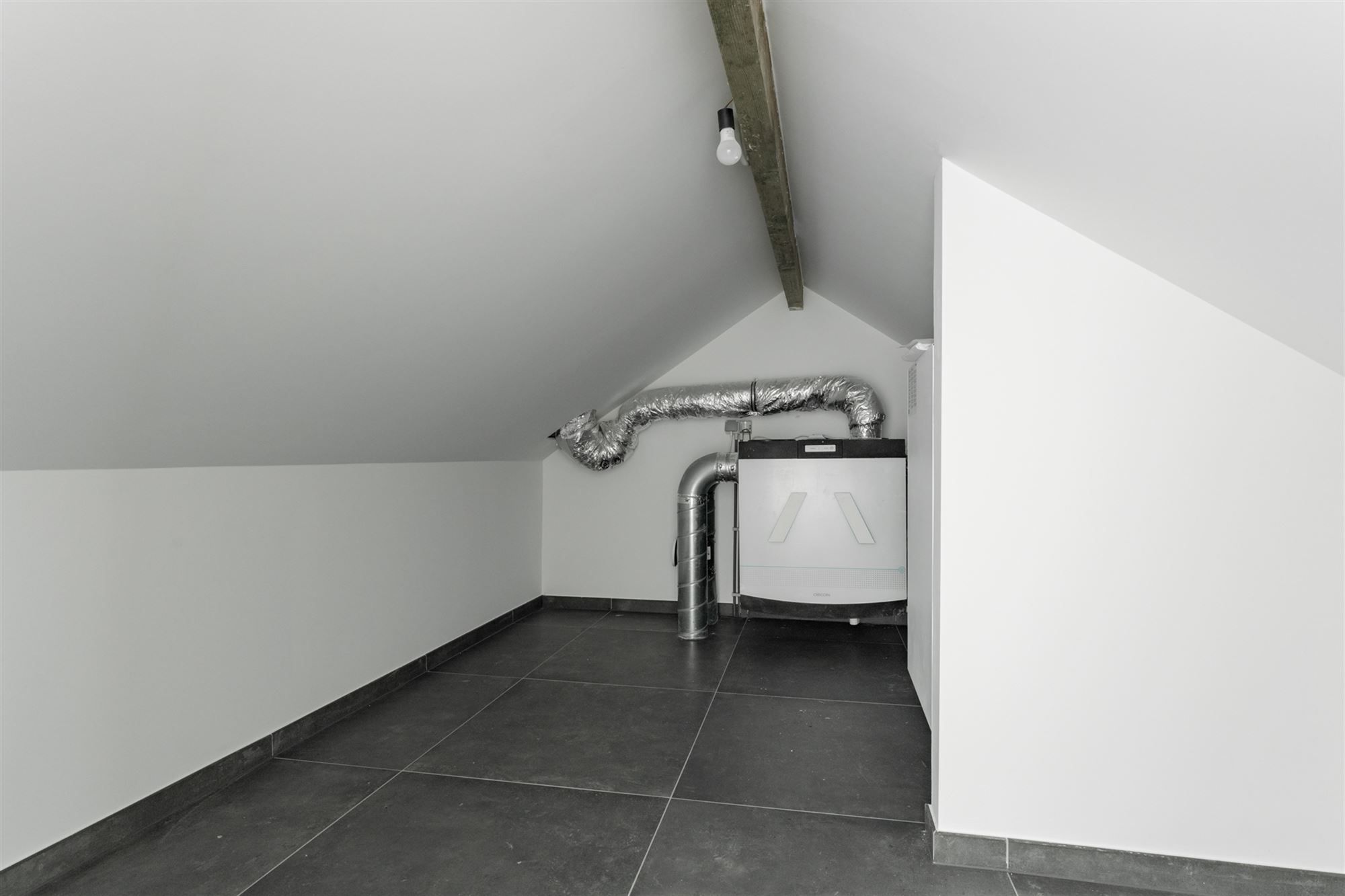 Penthouse volledig afgewerkt (100m2) met 2 slaapkamers en ruim terras van 19m2 te Hasselt. foto 10