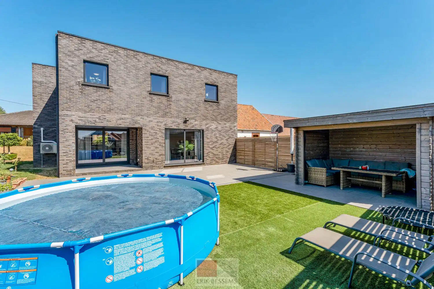 Deze moderne halfopen woning, gebouwd in 2016, biedt een bewoonbare oppervlakte van maar liefst 232 m² op een perceel van 377 m² en maar liefst 5 slaapkamers waarvan er eentje in gebruik is als bureau. foto 29
