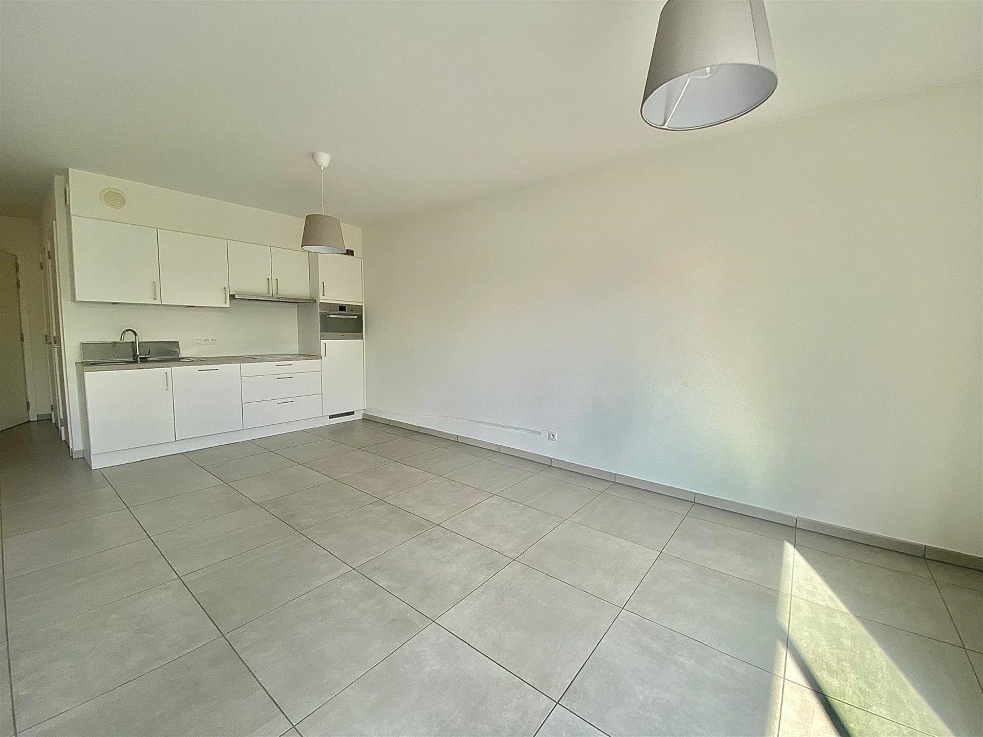 Eén-slaapkamerappartement met autostaanplaats en berging foto {{pictureIndex}}