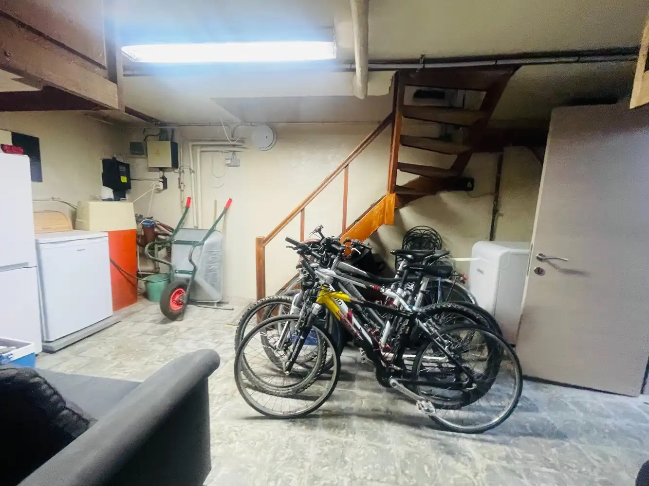 Zeebrugge à 50 mètres de la mer&nbsp; Maison très charmante entièrement rénovée avec 5 chambres à coucher, 3 salles de bains et 3 terrasses. Atout majeur : 2 places de parking et un grand garage. Comprend une allée pour 2 voitures en enfilade, un grand garage, un atelier,un local a vélos, un studio aménagé et un petit jardin orienté au sud. &nbsp;1er étage : superbe séjour, cuisine ouverte aménagée, donnant sur une terrasse. Style Long Island. &nbsp;2e étage : 3 belles chambres, 2 salles de bain. Sous les combles, une 4e chambre. &nbsp;Surface construite de 230 m². Superficie du terrain de 137 m².&nbsp; &nbsp; Magnifique !&nbsp; Parfaitement soigné et entretenu ! foto 33