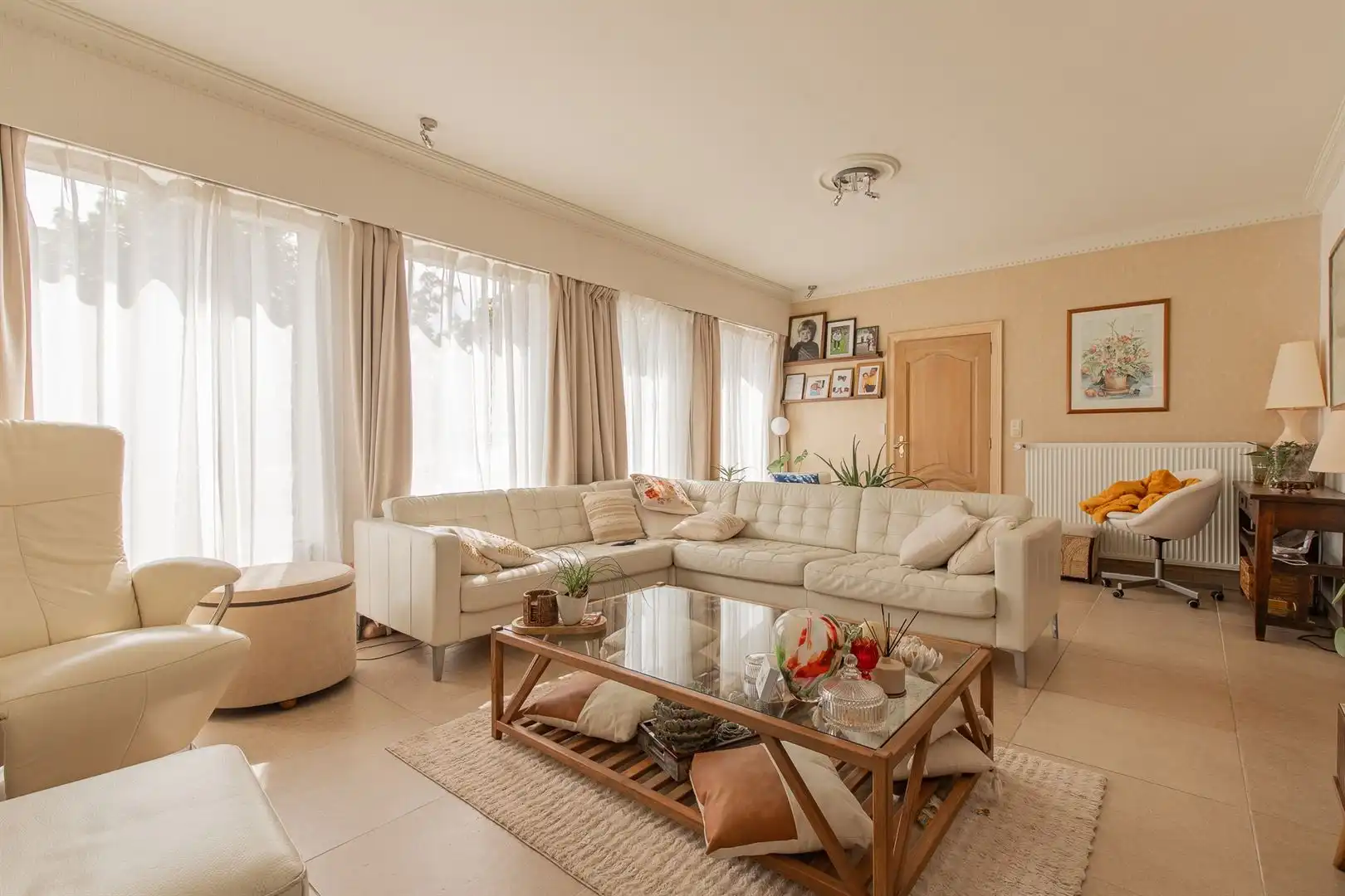 Volledig gerenoveerde woning met zwemvijver en ruime garage foto 2