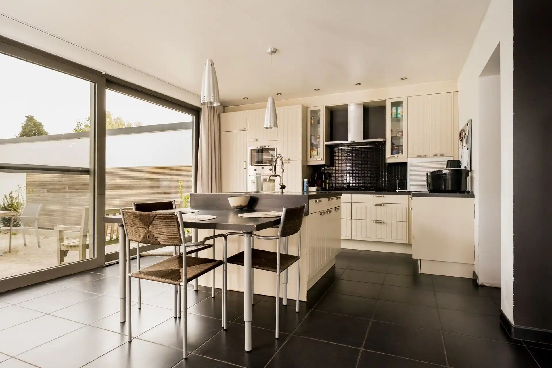 Ruime gezinswoning met karakter en prachtige tuin! foto 12