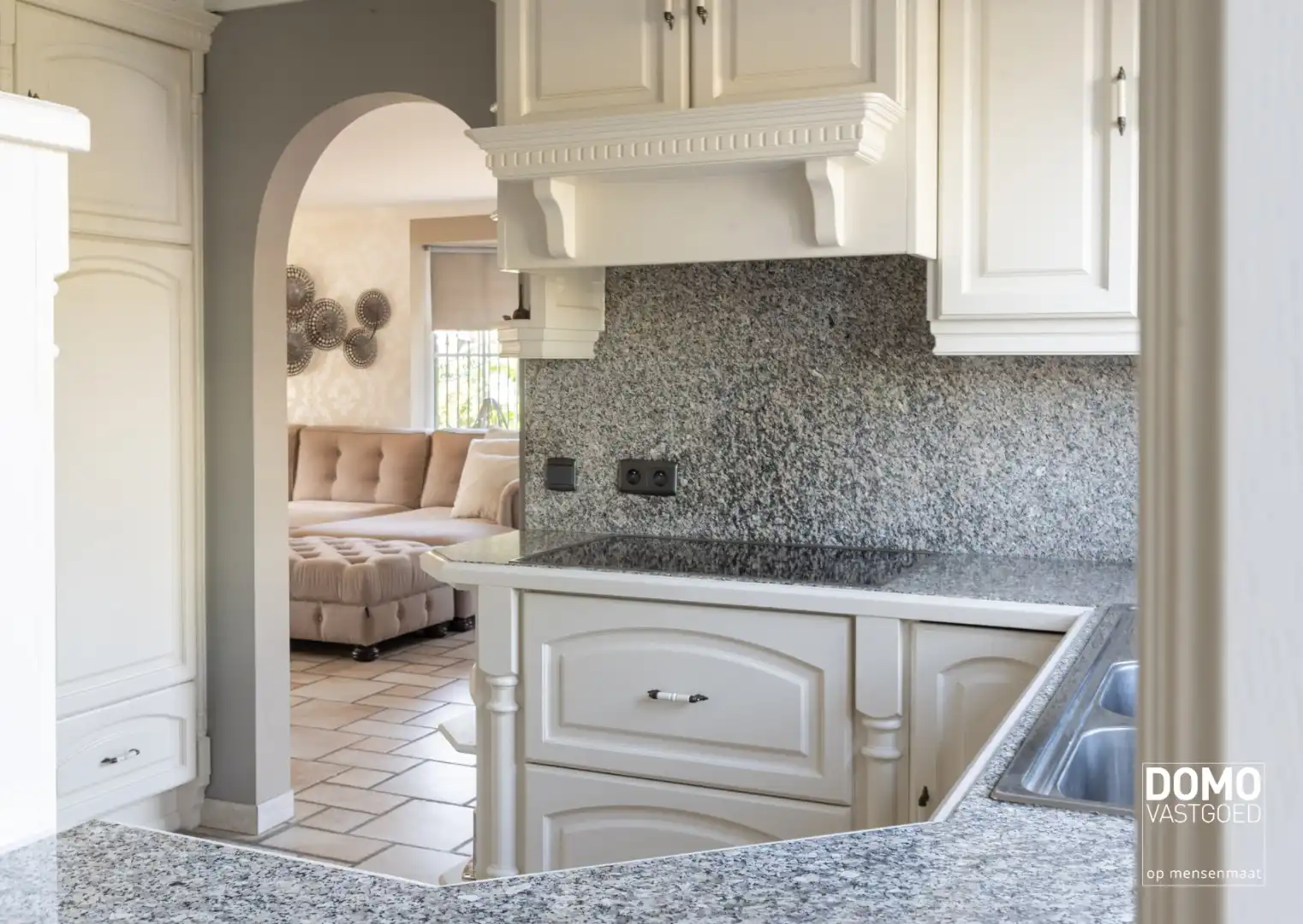 Karaktervolle en ruime gezinswoning in pastorij-/fermettestijl met prachtige tuin en 4 slaapkamers in het groene Kortessem foto 8