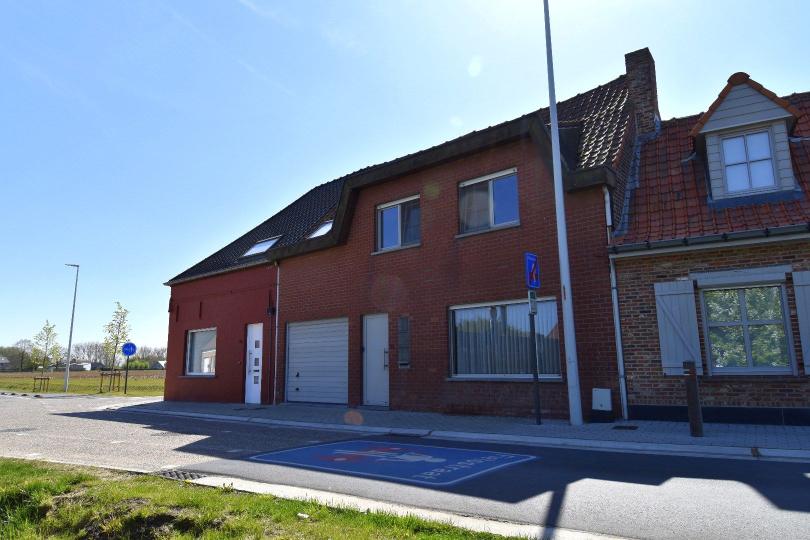 Instapklare gezinswoning met 4 slaapkamers, zonneterras en garage te koop in Bergelen te Gullegem foto 2