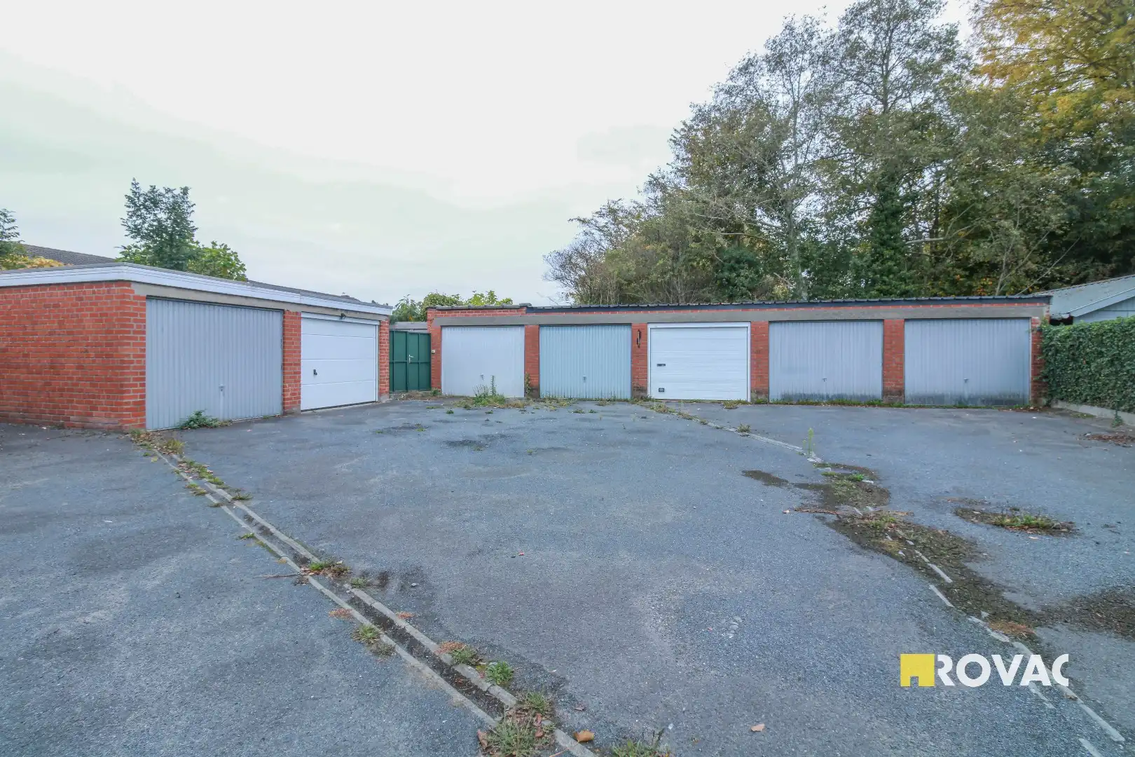 Deels te renoveren lichtrijk appartement met garage! foto 9