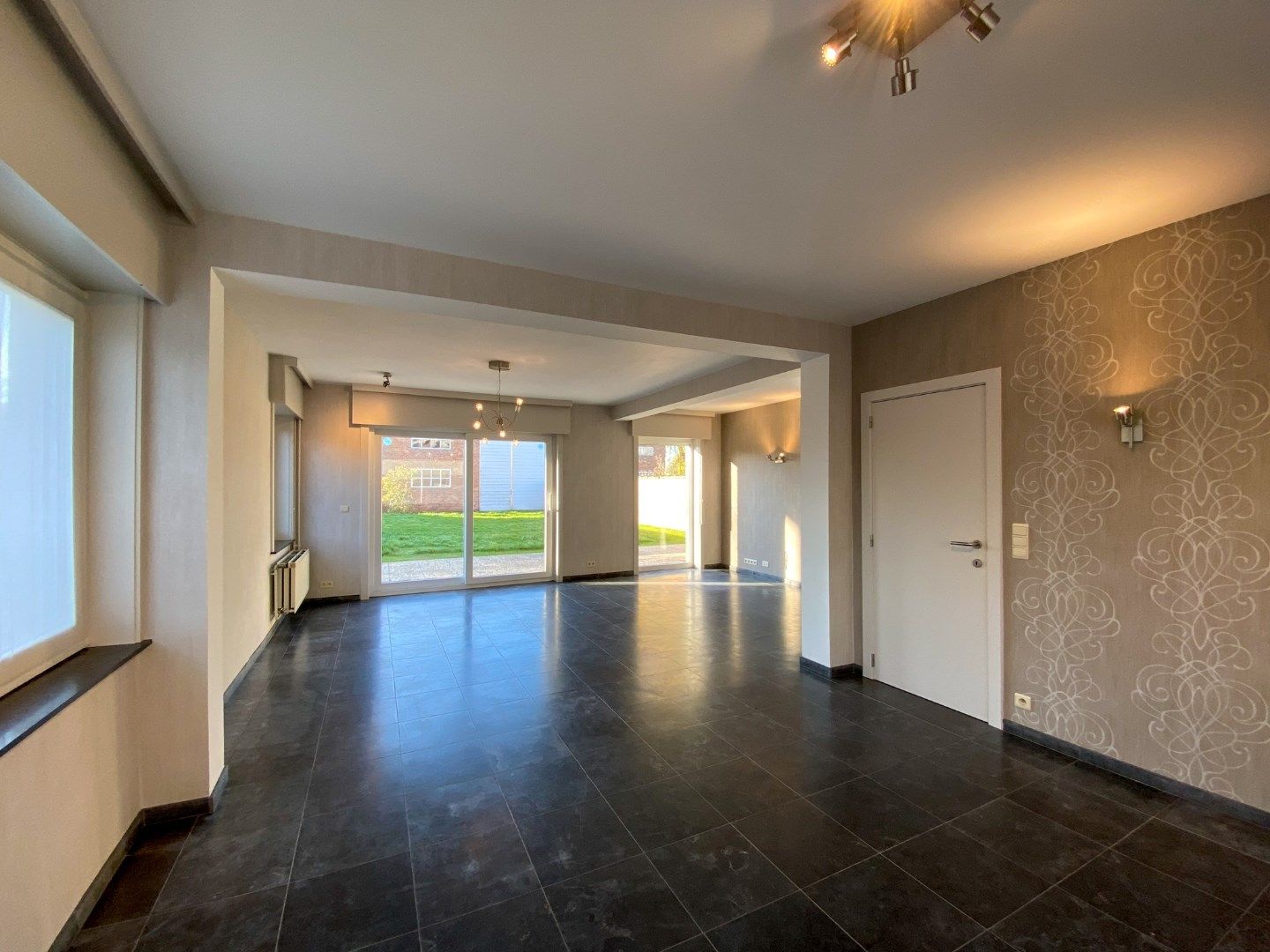 Woning met 4 slaapkamers, garage, loods en tuin. foto 2