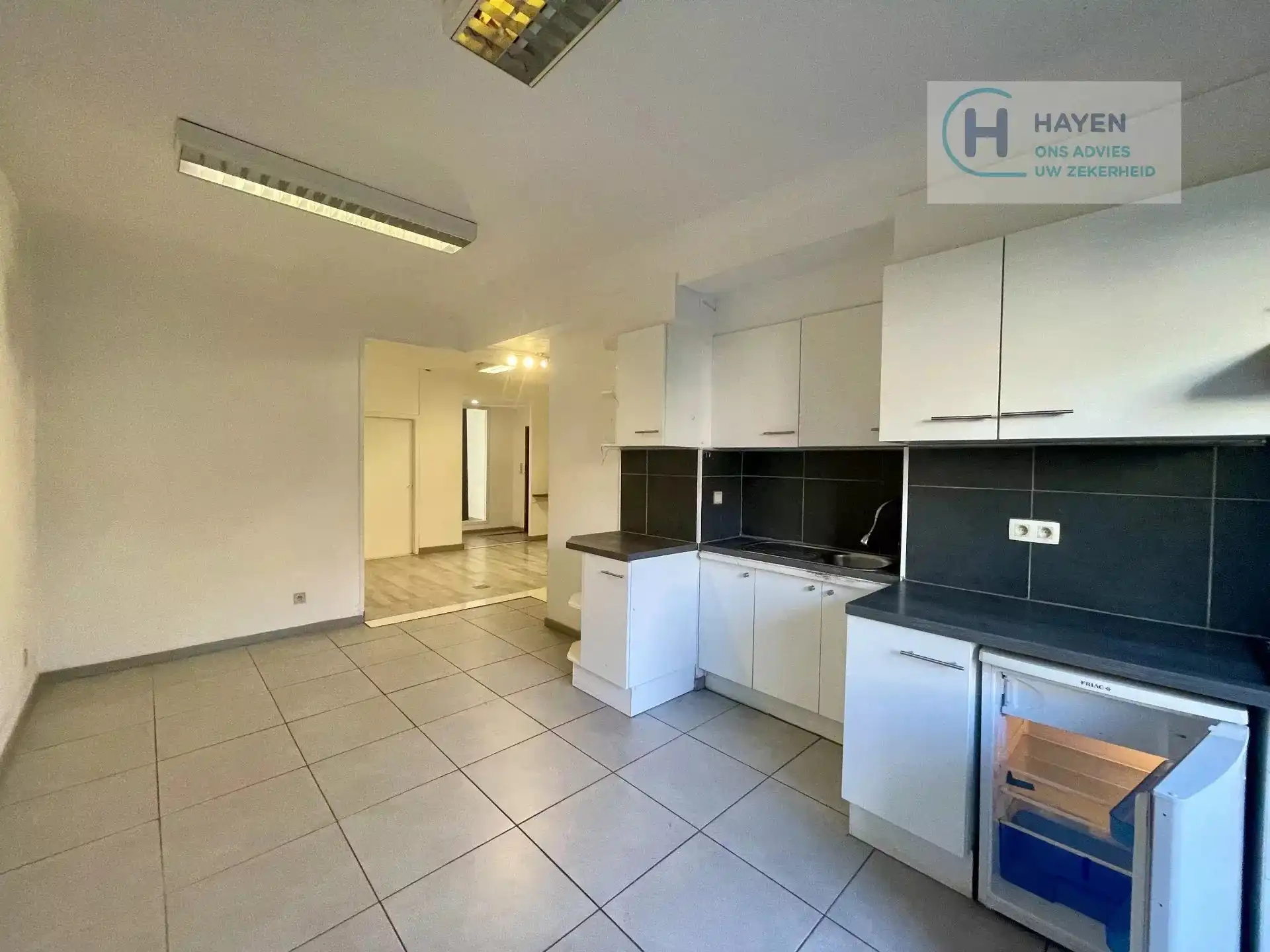 Instapklaar 1-slaapkamerappartement met gezellig balkon in het centrum van Tongeren foto {{pictureIndex}}