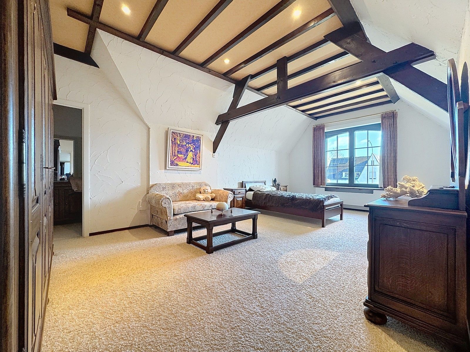 Instapklaar, luxueus afgewerkte VILLA (5 slpkms, dubbele garage, ...) met BIJGEBOUWEN (stallingen en bergplaats). Grondopp.: 2.814m² + Optioneel : braakliggend stuk industriegrond. foto 21