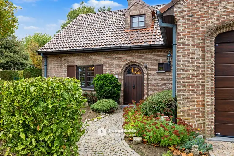CHARMANTE INSTAPKLARE GEZINSWONING MET 3 SLPKS TE KOOP IN LO foto 3