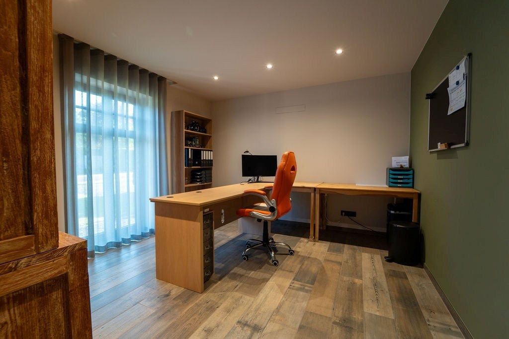 PRACHTIG GERENOVEERDE WONING MET 3 SLAAPKAMERS, 2 BADKAMERS, INPANDIGE GARAGE EN PAARDENSTALLINGEN MET ENERGIEZUINIG EPC TE WIJER (NIEUWERKERKEN)  foto 19