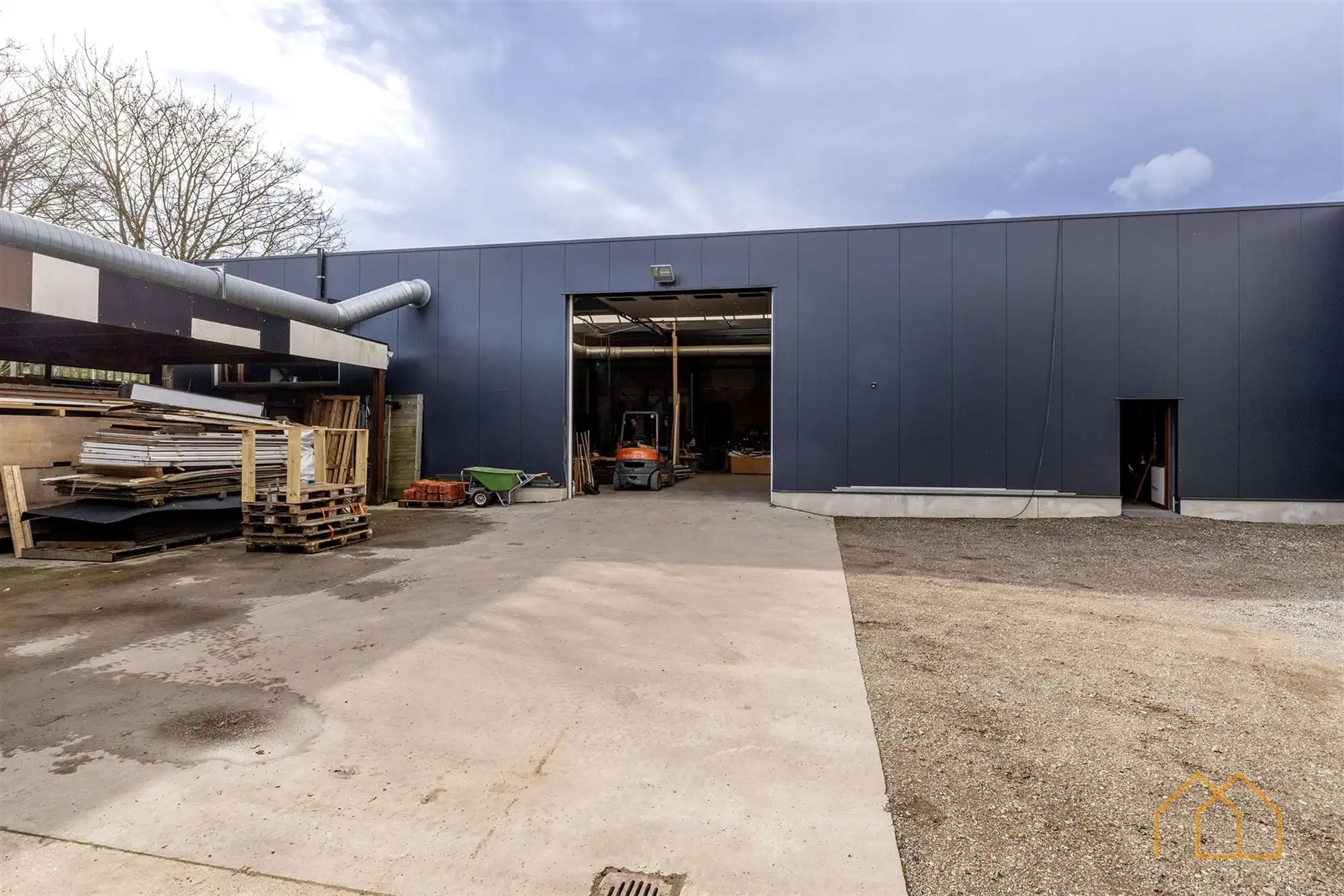 Ingerichte schrijnwerkerij van 400m² foto 10