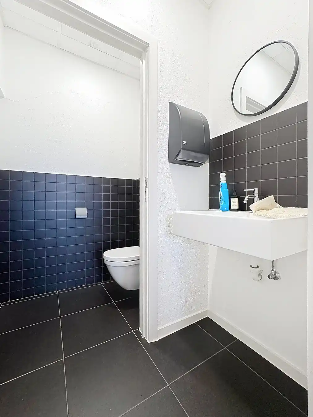 Instapklare & betaalbare KANTOORRUIMTEN (300m²) te huur met 8 aangelegde, private parkings voor de deur. Ideale uitvalsbasis (E40/E403 en A11)! foto 11