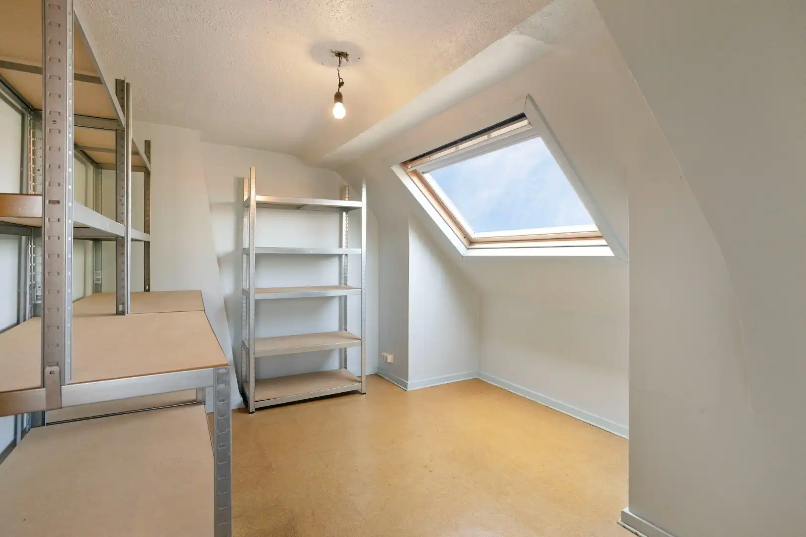 Te renoveren woning met 3 slaapkamers!  foto 12