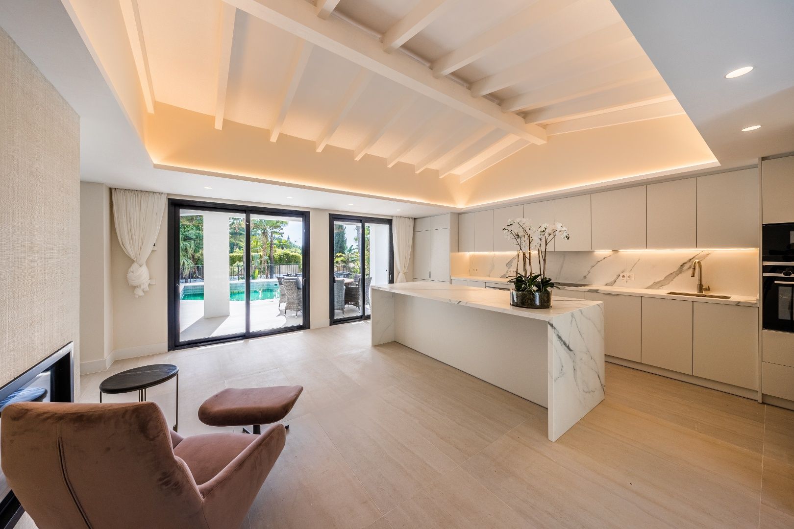 Uitmuntende mediterrane villa met modern interieur nabij El Paraiso, New Golden Mile of Estepona foto 6