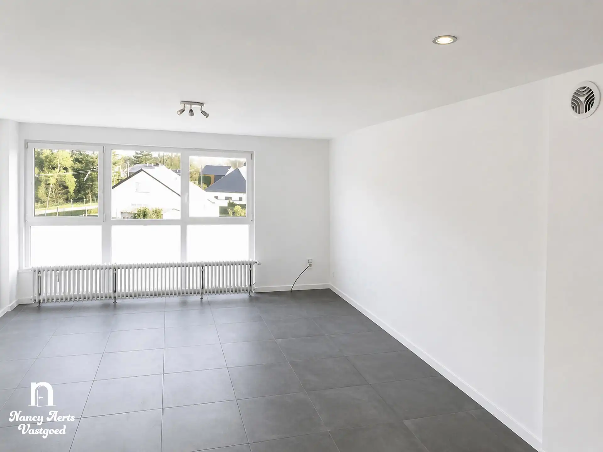 Instapklaar appartement met garage op centrale ligging foto 2
