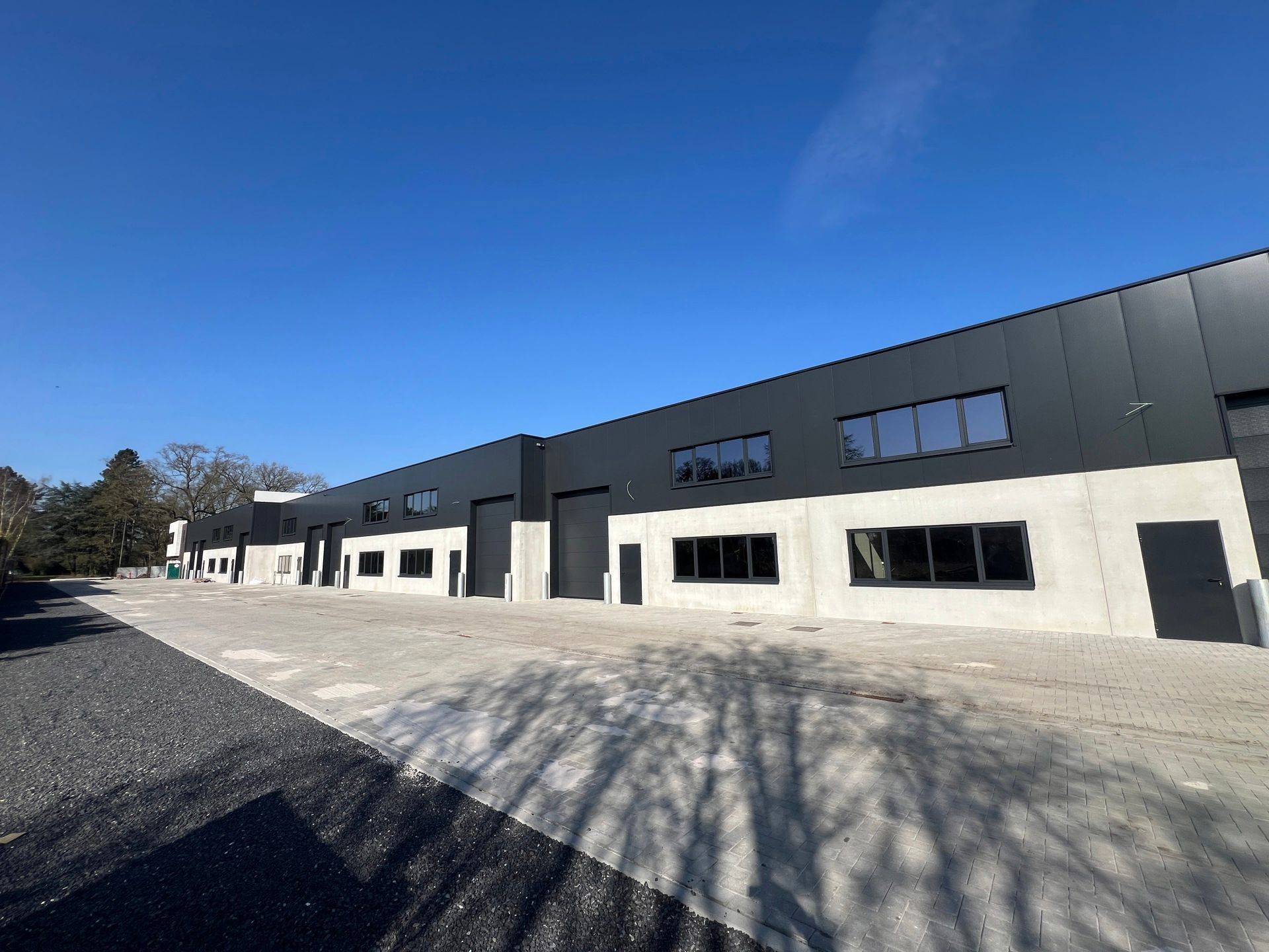 TE KOOP/HUUR Zonhoven: hal met kantoor, showroom en woning foto 7