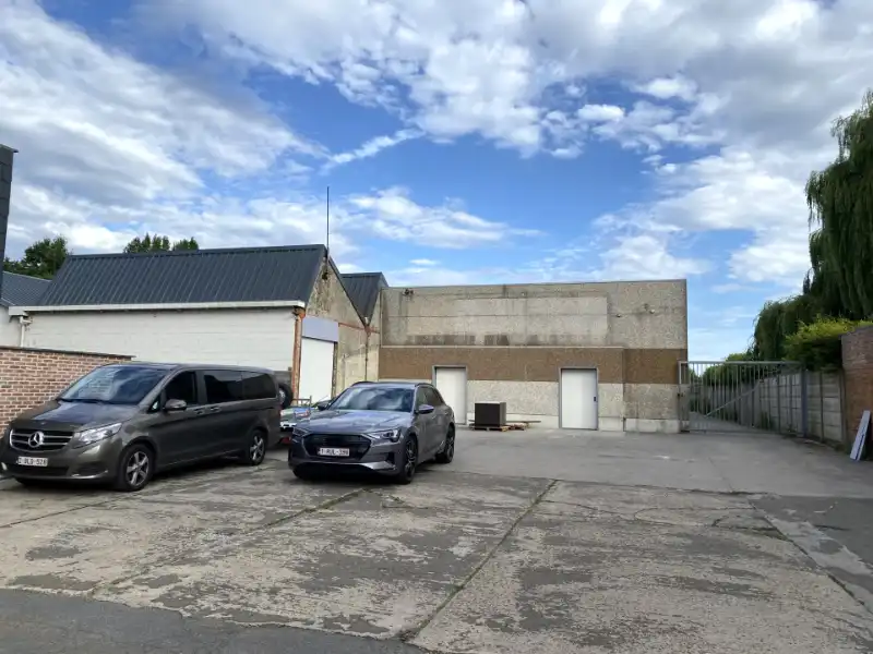 Ruim magazijn (550m²) met buitenruimte achteraan (800m²) foto 8