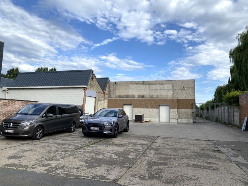 Ruim magazijn (550m²) met buitenruimte achteraan foto 8