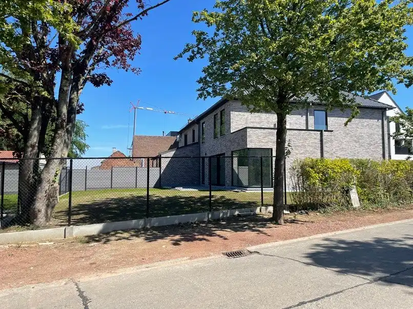 Zeer ruime moderne halfopen nieuwbouwwoning met tuin/terras en garage foto 4