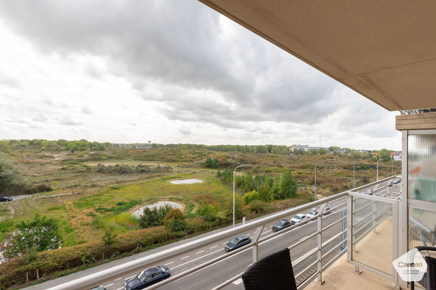 Zuid-gerichte studio met slaaphoek en prachtig zicht op de duinen foto 9