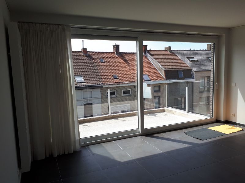 Roeselare centrum : Prachtig instapklaar nieuwbouwappartement voorzien van 2 slaapkamers en zuidgericht terras. (maximale bewoning 3 personen) foto 3