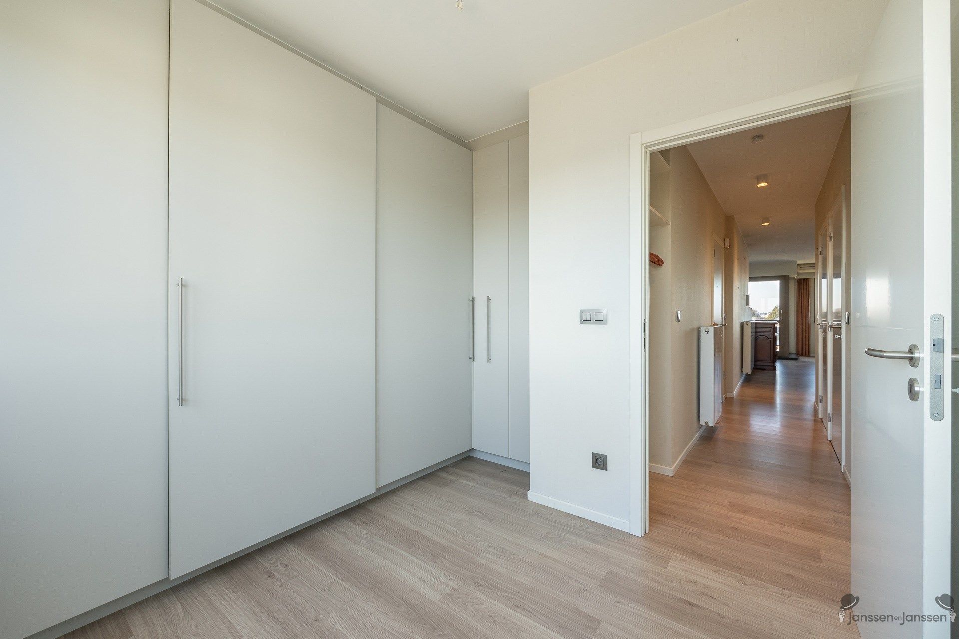 Instapklaar appartement met 2 slpks, terras en autostaanplaats foto 12