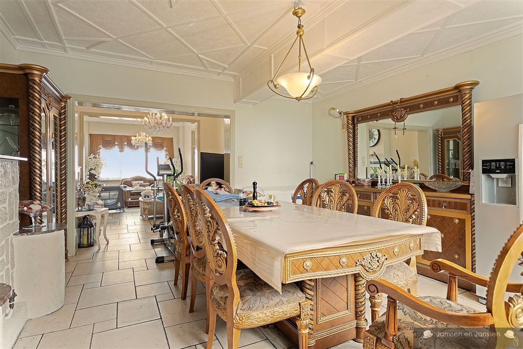 Zeer ruim huis met hoge plafonds, tuin en vier slaapkamers foto 12