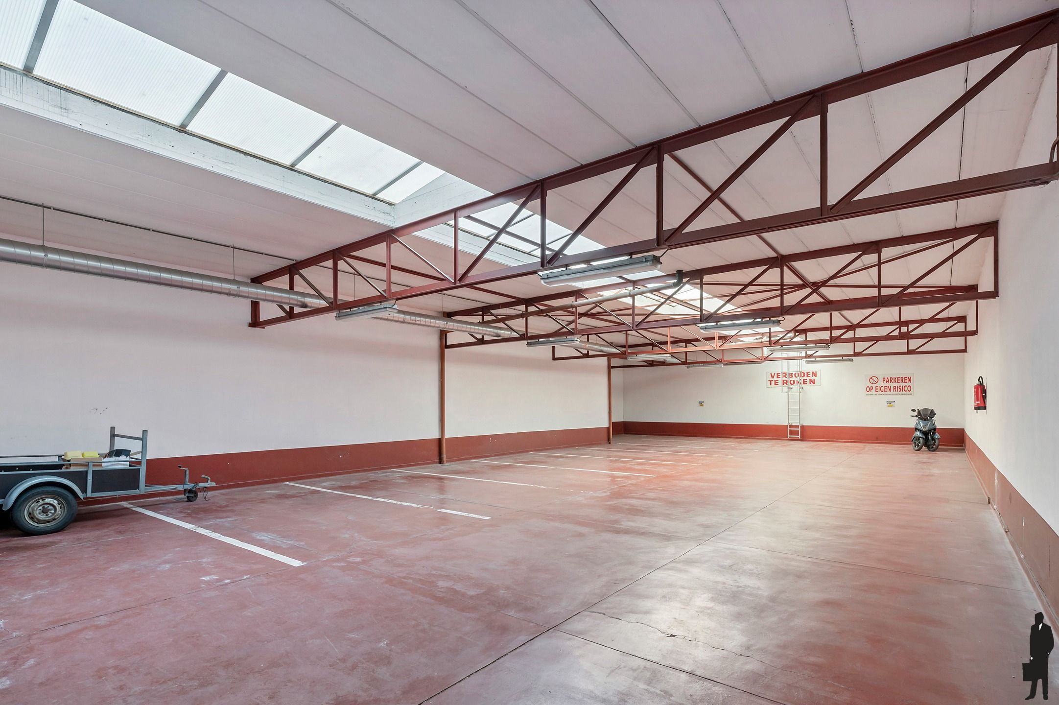 Goed onderhouden dokterspraktijk met 3 studio’s en 14 staanplaatsen foto 3