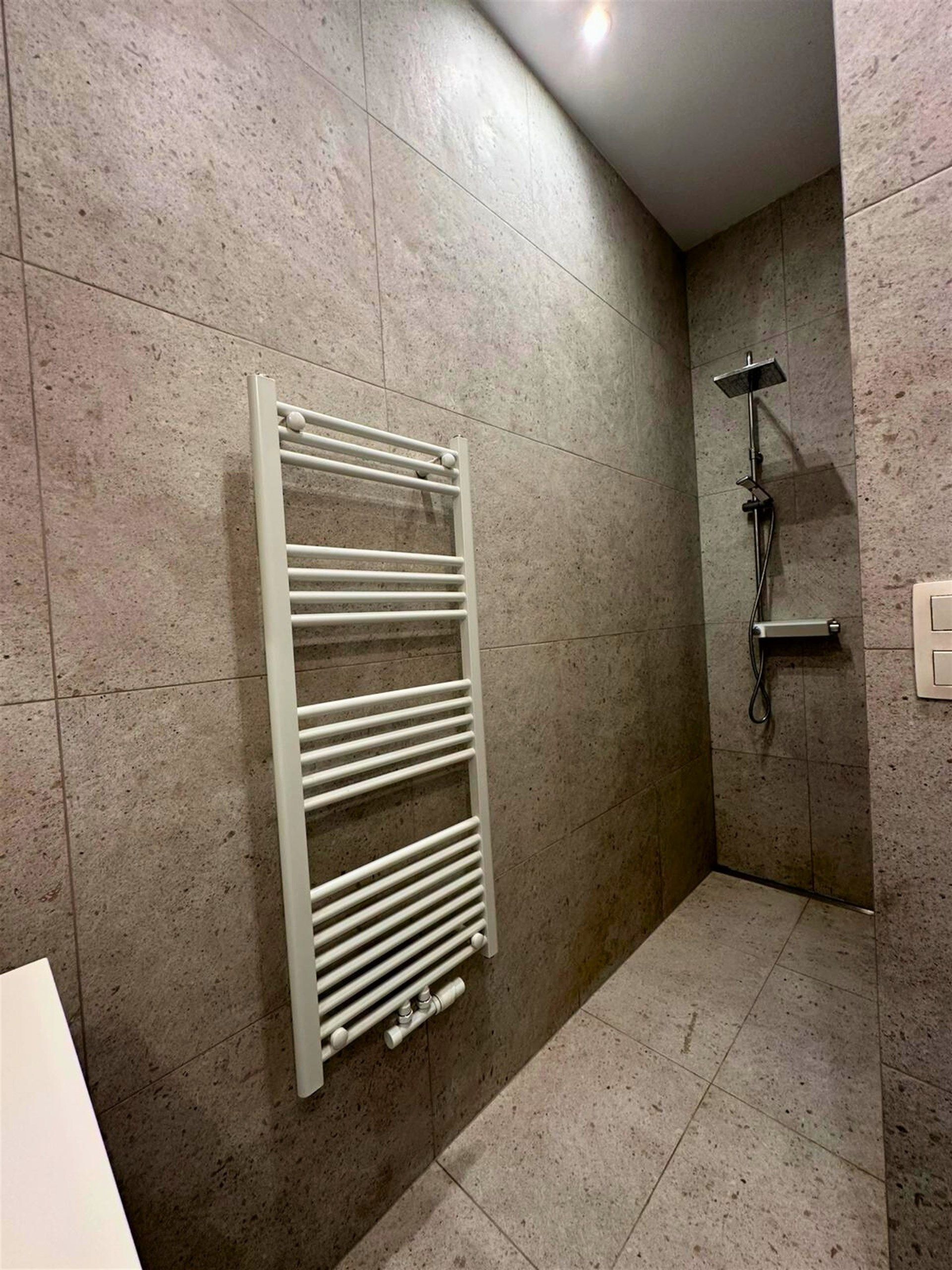 Volledig gerenoveerd gelijkvloers appartement met 2 slaapkamers  te huur in Merksem foto 11